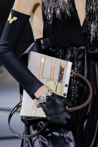Look 100